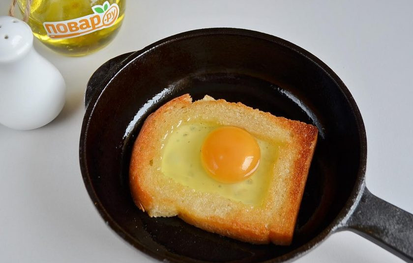 1. Этап. Яичница по-французски: 5. В идеале, края хлеба должны полностью удерживать яйцо внутри. Если этого не произошло и яйцо немного вытекло, то расстраиваться не нужно. Достаточно слегка обрезать лишнее, когда блюдо будет готово.
