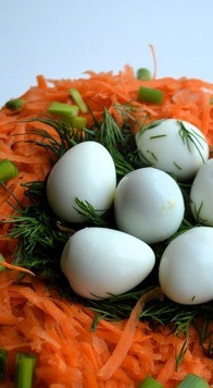 1. Этап. Салат Гнездо глухаря диетический: На укроп выложить вареные перепелиные яйца.