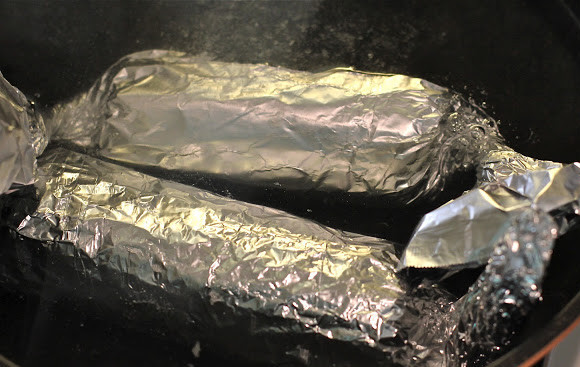 1. Этап. Мясные рулетики в фольге: 4. Теперь рулетик можно поместить в форму для запекания и отправить в разогретую духовку минут на 20.