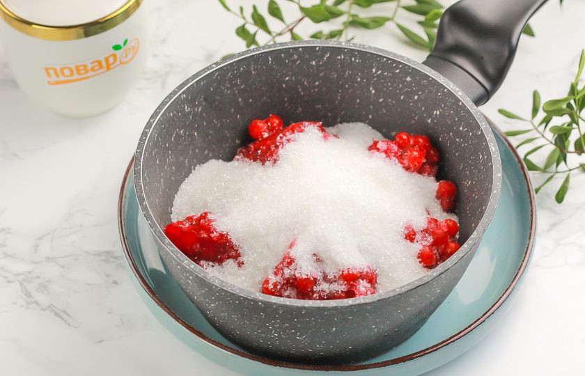 1. Этап. Повидло из калины: Добавьте палочки корицы и сахар, поместите емкость на плиту. Отварите в течение 20 минут при среднем нагреве с момента закипания.