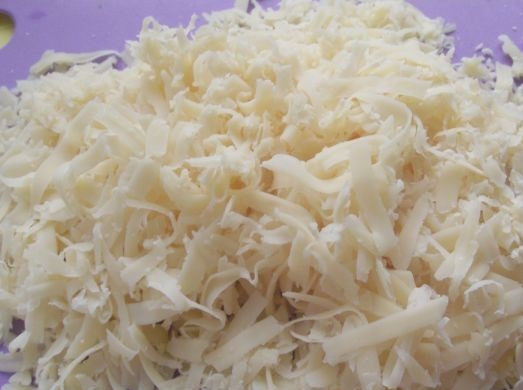 1. Этап. Лаваш с фаршем и сыром: 3. Сыр натереть на средней или крупной терке.