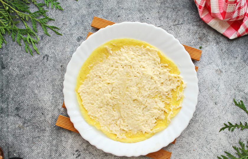 1. Этап. Закуска Виктория: Сыр натрите на средней терке, добавьте измельченный чеснок, майонез и перемешайте. Каждый блинчик полностью смажьте сырной начинкой.