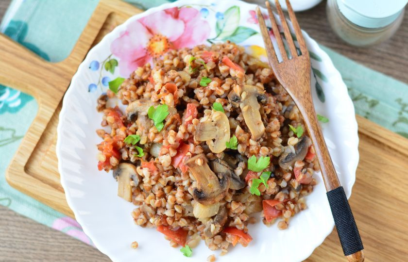 1. Этап. Гречка с грибами и помидорами: Сразу подавайте к столу. Приятного аппетита!