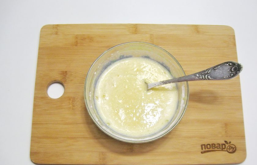 1. Этап. Рубленый торт: Добавьте кукурузный крахмал и 2-3 столовые ложки холодного молока, перемешайте до однородной консистенции.