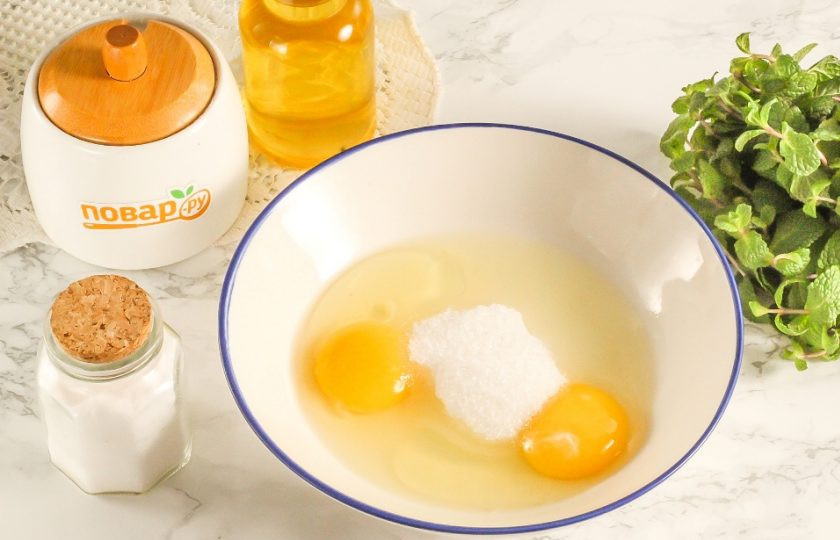 1. Этап. Шоколадные блины с рисунком: Куриные яйца вбейте в глубокую емкость, всыпьте соль и сахарный песок. По желанию можете добавить немного ванильного сахара или молотой корицы, аромат и вкус блинов станет более ярким, насыщенным. Взбейте все венчиком. Затем влейте теплое молоко и еще раз взбейте.