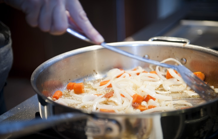 1. Этап. Курица по-римски: Обжариваем лук, чеснок и морковь. Помешиваем, пока лук не станет золотистого цвета.