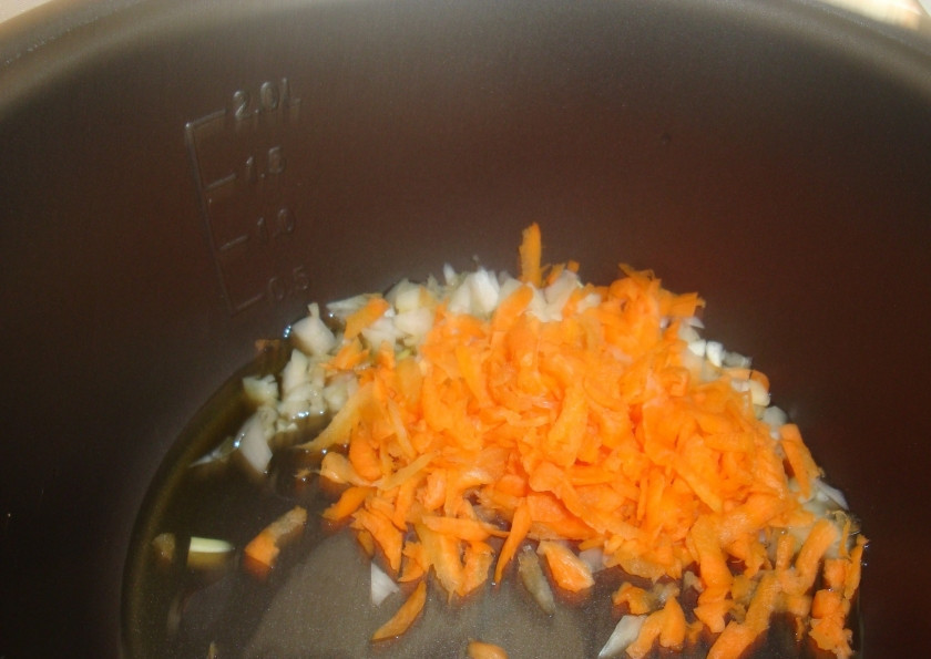 1. Этап. Щи с курицей в мультиварке: В чашу мультиварки вливаем масло. Кладем в чашу мелко нарезанный лук и морковь натертую на терке. Выставляем программу 