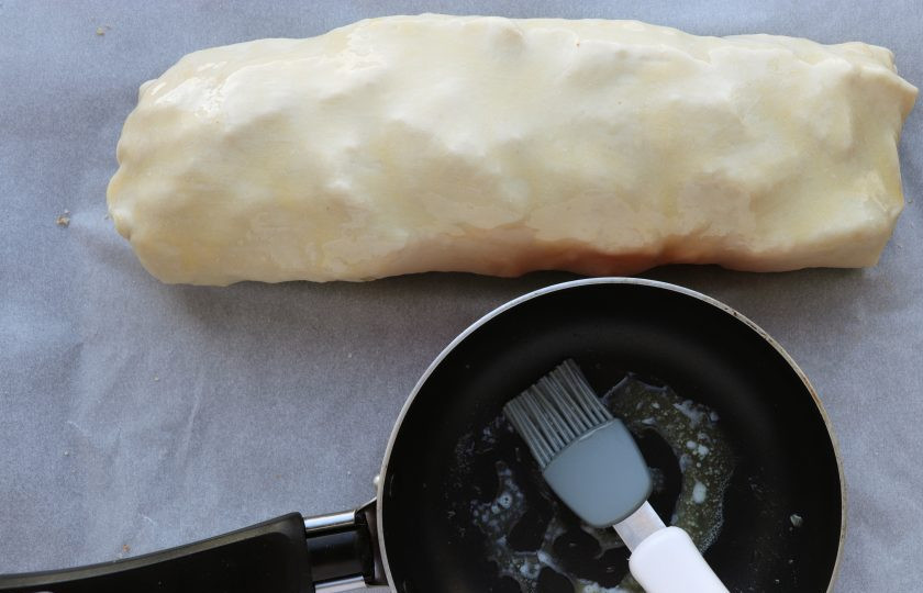 1. Этап. Вытяжное тесто для штруделя: В оригинальный рецепт теста для штруделя никогда не добавляют куриные яйца, даже тесто перед выпечкой смазывают либо сливочным, либо растительным маслом.