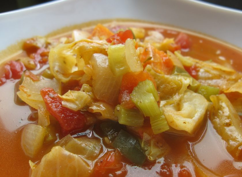 1. Этап. Диетический суп для похудения: Добавьте консервированные томаты и жидкость. Учтите, что овощи еще дадут свой сок, так что не лейте много воды. Добавьте соль, перец, ароматные сушеные травы. Варите, пока все овощи не станут мягкими.