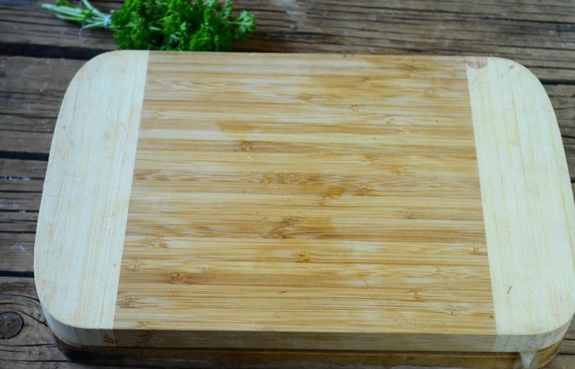 1. Этап. Чипсы из куриного филе: Накройте сверху второй доской и хорошенько придавите. Отправьте в таком виде (между двумя досками) куриные чипсы в морозилку на 20-30 минут. Куриные заготовки должны слегка приморозиться, чтобы при обжаривании не терять форму.