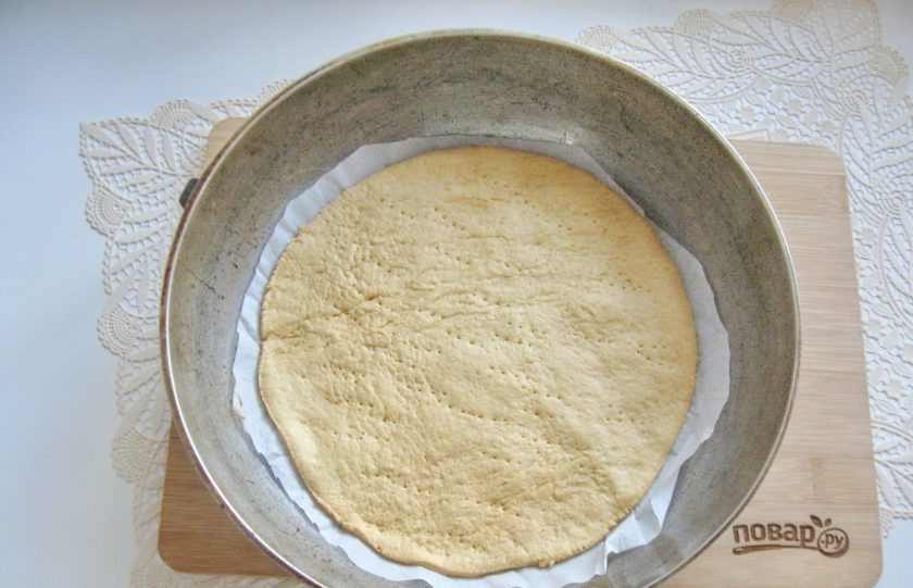 1. Этап. Сметанный торт с медовыми коржами: Выпекайте корж в заранее разогретой до 180 градусов духовке 8-10 минут.