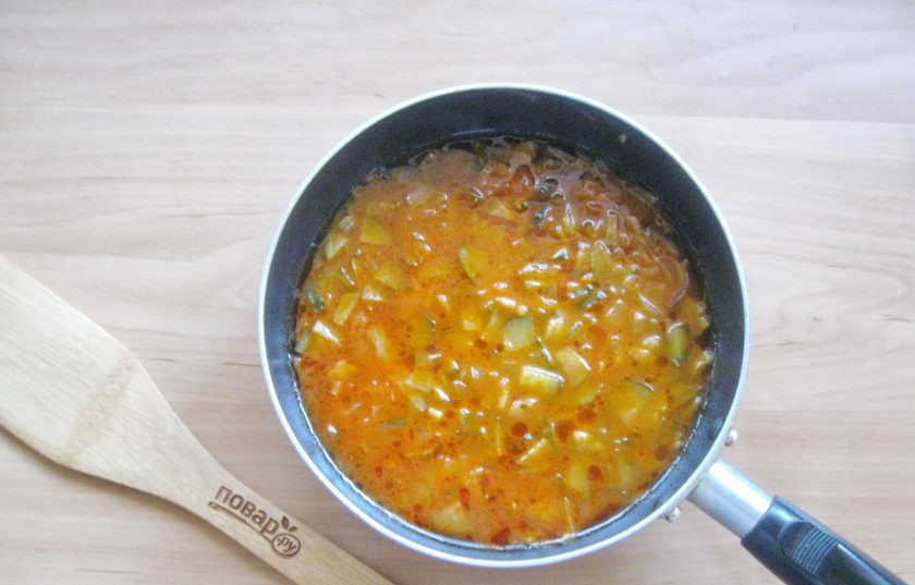 1. Этап. Солянка Советская: Накройте сковороду крышкой и тушите лук, огурец и томатную пасту 10-12 минут.