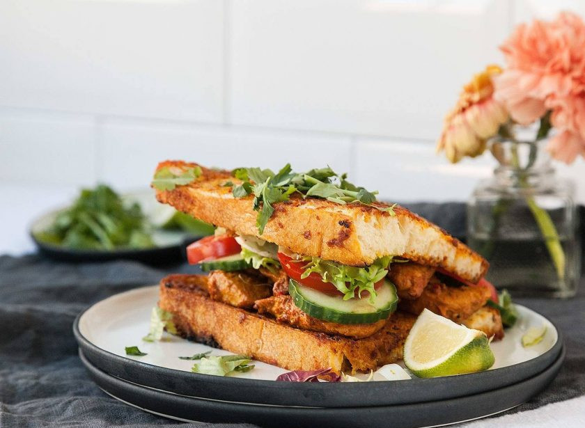 1. Этап. Сэндвич с курицей Тикка масала: 5. Потом добавьте кусочки курицы. Закройте сэндвич кусочком хлеба. Приятного аппетита!