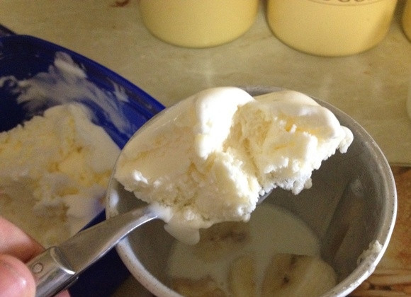 1. Этап. Коктейль Молочный с мороженым и бананом: 3. Добавьте пару ложек сливочного мороженого, можно немного больше.