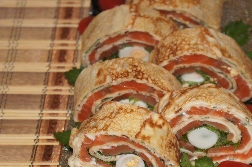 1. Этап. Рулеты из блинов с семгой: Достаем рулет, тонким острым ножом нарезаем его и подаем к столу. Вкусно и просто — девиз вкусных рулетов из блинов с семгой.