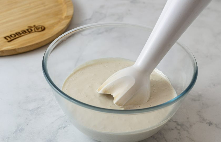 1. Этап. Вегетарианский крем для торта: Измельчите орехи блендером вместе с водой до однородной консистенции. Затем тонкой струйкой начните вливать растопленное кокосовое масло. Дождитесь, пока масса начнет густеть во время взбивания.