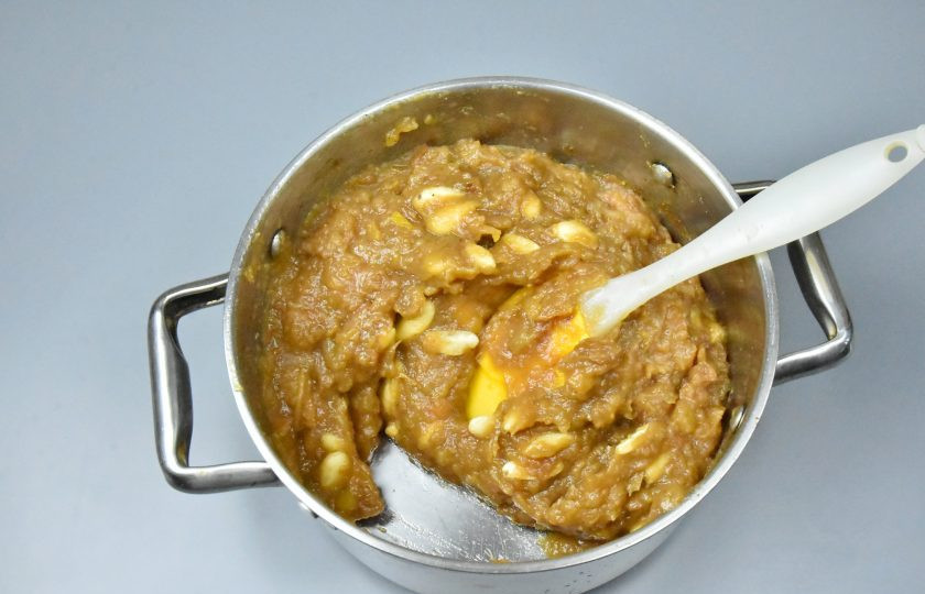 1. Этап. Яблочный сыр: В кастрюлю с яблоками влейте 2 ст.л. воды, накройте посуду крышкой и поставьте на средний огонь. Уваривайте яблоки до мягкости и оседания массы в объеме, минут 30. Снимите крышку. Продолжайте уваривать массу, уменьшив огонь. По мере испарения влаги, чаще и интенсивнее перемешивайте массу лопаткой чтобы она не пригорела. Уваривайте яблочную массу 1,5 часа.