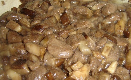 1. Этап. Подосиновики, жареные с луком: 3. После часа варки грибов, отправляем их на сковороду жариться. Для этого используйте растительное масло.