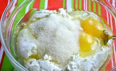 1. Этап. Простая творожная запеканка в духовке: В миске соедините яйца с творогом, сахаром и сметаной. Хорошо перемешайте смесь.