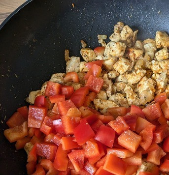 1. Этап. Куриная грудка с пастой орзо: Добавить в сковороду нарезанный перец, перемешать и продолжать жарить пару минут.