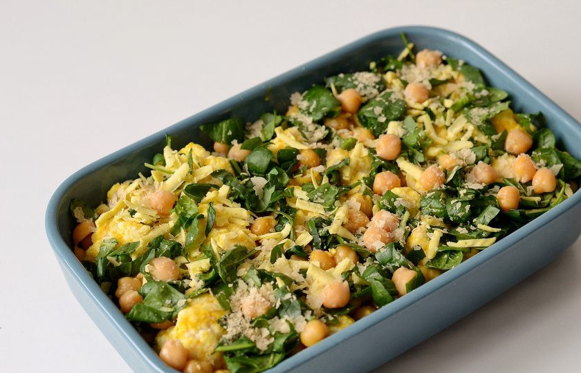 1. Этап. Запеканка с нутом: Посыпьте рубленным шпинатом и тертым сыром. Запекайте в заранее разогретой до 180 градусов духовке 25-30 минут.