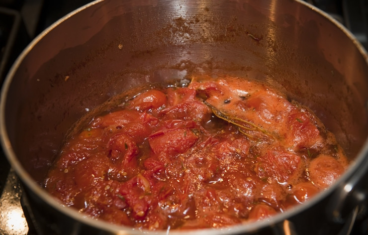 1. Этап. Джем из помидоров: 4. Варите джем из помидоров на среднем огне в течение часа. Иногда помешивайте.