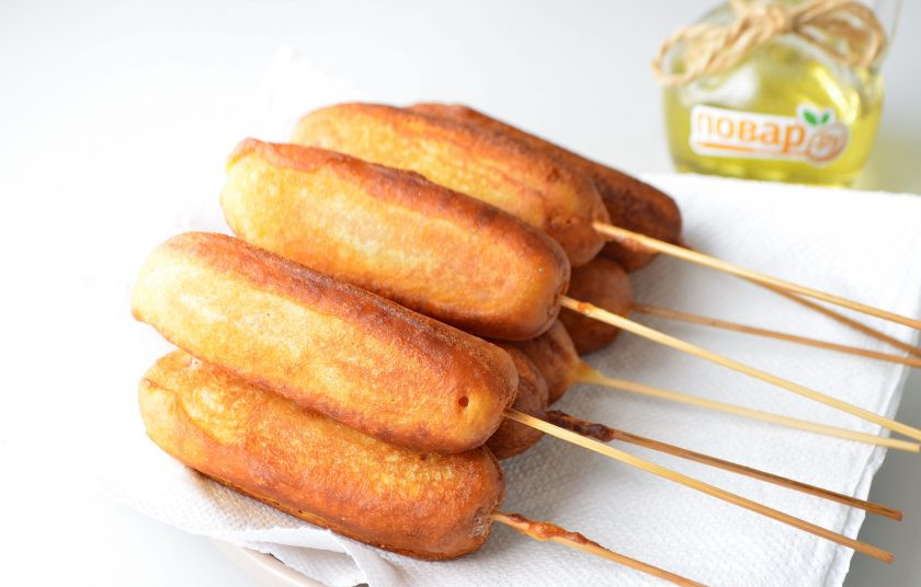 1. Этап. Корн-доги: 8. Положите корн-доги на бумажные полотенца, дайте стечь лишнему жиру. Подавайте горячими с любимыми соусами.