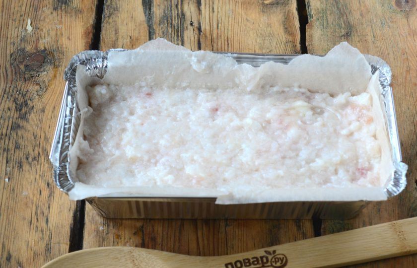 1. Этап. Террин из рыбы: Переложите полученную массу в форму для запекания. Для надежности я предварительно застелила ее пергаментом.