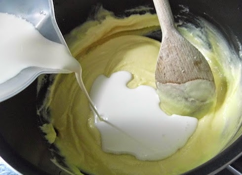 1. Этап. Фисташковый тарт с белым шоколадом: 7. Сливки, шоколад и сливочное масло поставьте на огонь и растопите.