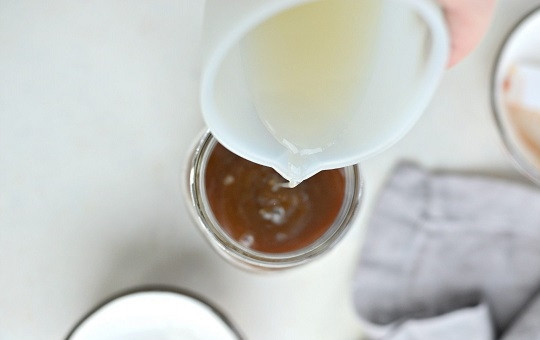 1. Этап. Соус из соевого соуса: 6. Добавьте бульон, еще раз перемешайте — и соус готов.