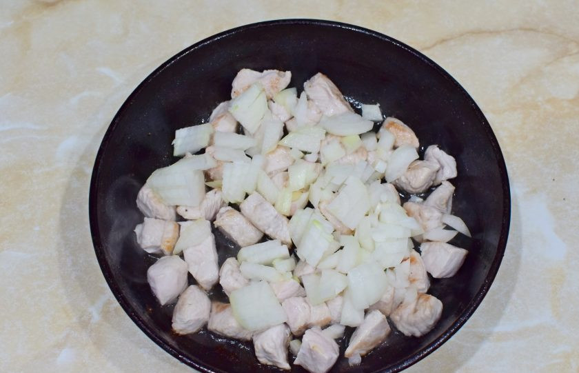 1. Этап. Тушеная индейка со свеклой: Затем добавьте в сковороду нарезанный лук. Обжарьте все вместе 1-2 минуты. От лука появится характерный аромат.