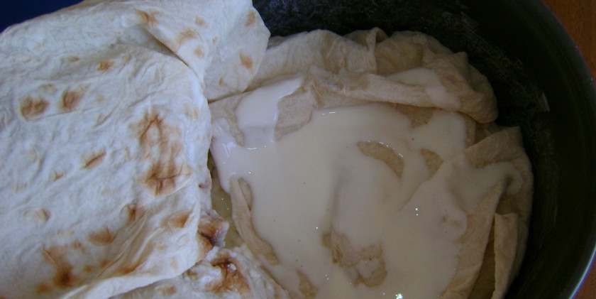 1. Этап. Ачма из лаваша в мультиварке: Так чередуем, пока не закончится лаваш и сыр. Потом закрываем края нашего первого лаваша, сверху полейте остатками кефирно-яичной смеси.