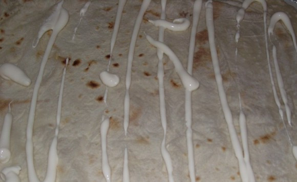 1. Этап. Лаваш с грибами и сыром: Раскладываем лист лаваша и смазываем его майонезом.