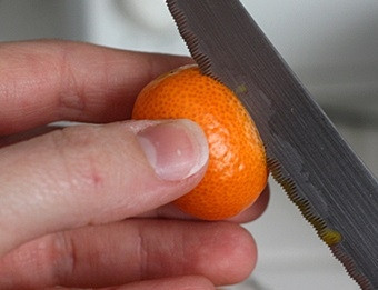 1. Этап. Кандированные кумкваты: 2. Острым ножом сделайте небольшие надрезы. Штук 5-7, в зависимости от размера плода.