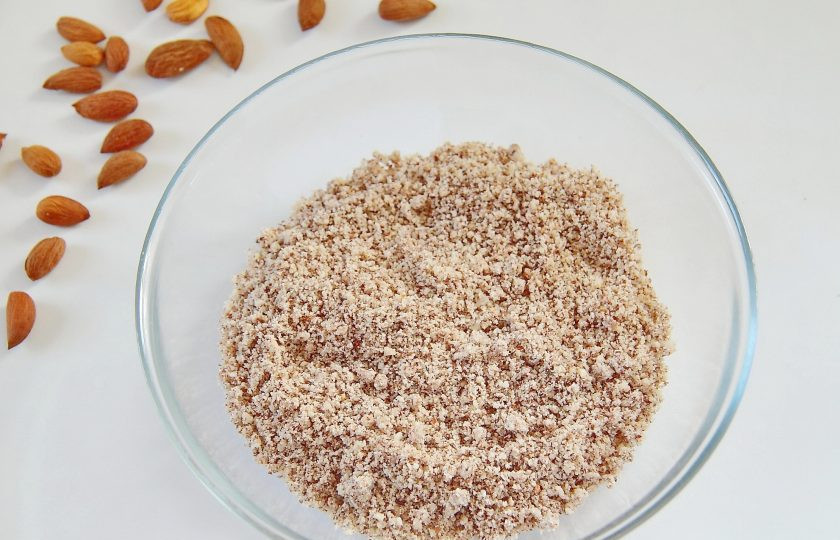 1. Этап. Миндальное печенье: 2. Миндаль измельчите при помощи блендера или кофемолки до состояния мелкой крошки.