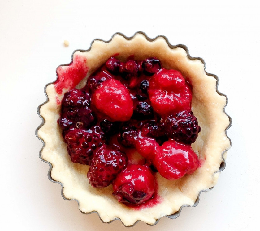 1. Этап. Корзиночки из творожного теста с ягодами: Выложите по одной или две чайных ложки начинки в корзиночки.