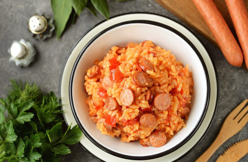 1. Этап. Американский обед: Разложите готовое блюдо по порциям и подавайте к столу. Часто при подаче рис посыпают рубленой петрушкой или кинзой.