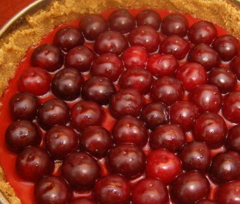 1. Этап. Творожно-ягодный торт: 9. Выкладываем вишни на застывшее желе.