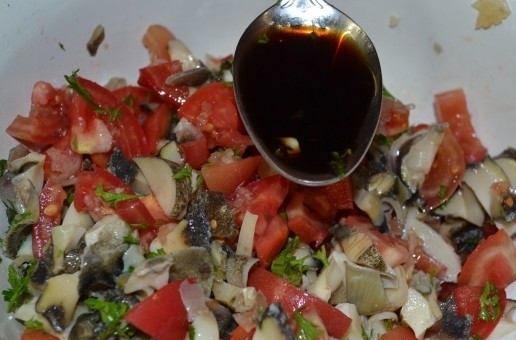 1. Этап. Холодная закуска из рапанов: 3. Перекладываю в миску все продукты, солю и поливаю соевым соусом, оливковым маслом, все тщательно перемешиваю, отправляю в холодильник на 10-15 минут.