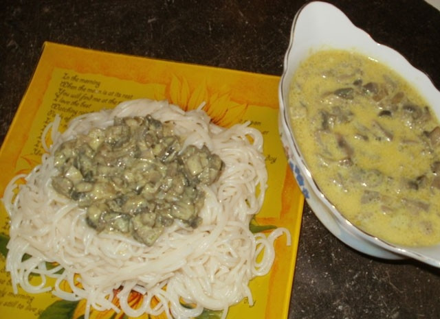 1. Этап. Грибной соус со сливками: С готовым грибным соусом со сливками очень вкусными получаются спагетти. По желанию можете добавить зелень. Приятного аппетита!