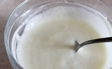 1. Этап. Кайзершмаррн с творогом: 5. Вводим в смесь взбитые белки,перемешиваем,и сразу же поджариваем на сковороде.