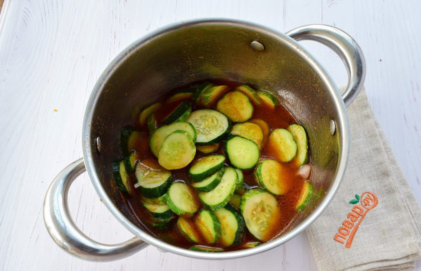 1. Этап. Салат из огурцов с томатным соусом: Заложите овощи в маринад, доведите до кипения, варите в течение 5 минут. Влейте уксус, варите еще 2 минуты.