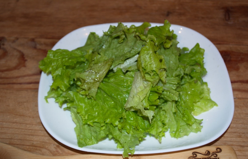 1. Этап. Салат Коко Шанель: Салатные листья необходимо вымыть и обсушить. Порвите их руками на кусочки.
