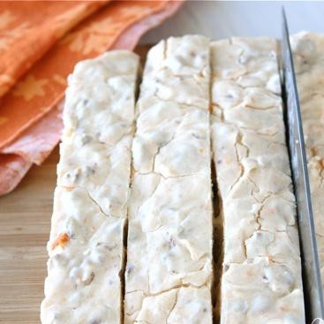 1. Этап. Помадка из сладкого картофеля: 7. Достать помадку из холодильника и извлечь ее из формы, потянув за края вощеной бумаги. Используя острый нож, разрезать помадку на небольшие квадраты.