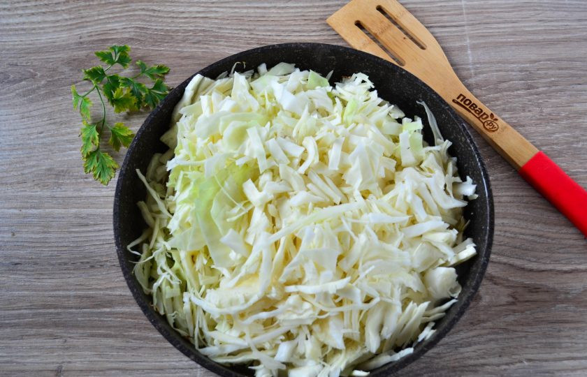 1. Этап. Тушеная капуста с салом: Когда сало достаточно растопится, отправьте в сковороду капусту и жарьте на среднем огне 15-20 минут, не забывая помешивать.