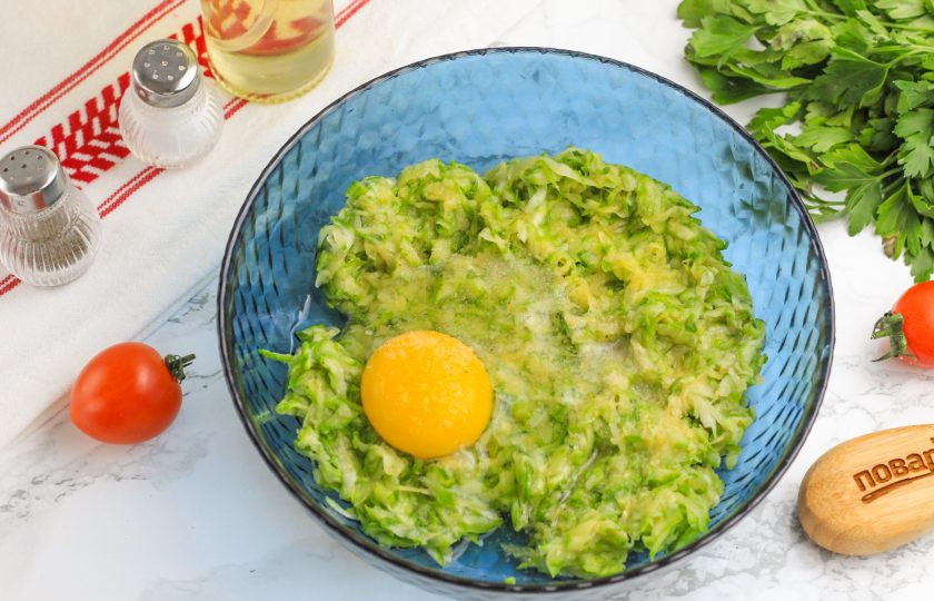 1. Этап. Вафли кабачковые в вафельнице: В отжатую кабачковую массу вбейте куриное яйцо и влейте воду, всыпьте соль. Кабачковая жидкость очень мягкая и ее нужно сливать, а вместо нее добавлять воду или молоко, кефир.