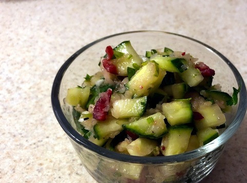 1. Этап. Огурцы с клюквой и запеченным яблоком: 7. Крошим на небольшие кусочки огурец и фенхель. 8. Крошим мелко клюкву, лук, чеснок и сельдерей. 9. Соединяем все ингредиенты, добавляя соль и перец по вкусу. Перемешиваем. Приятного аппетита!