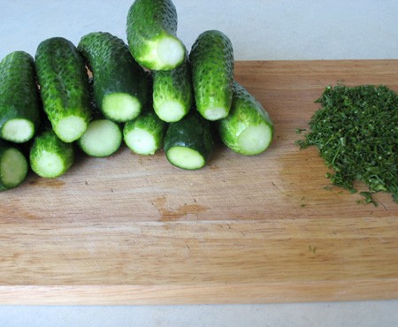 1. Stage. Salted cucumbers without brine: Wash and chop the cucumbers, finely chop the dill and garlic.