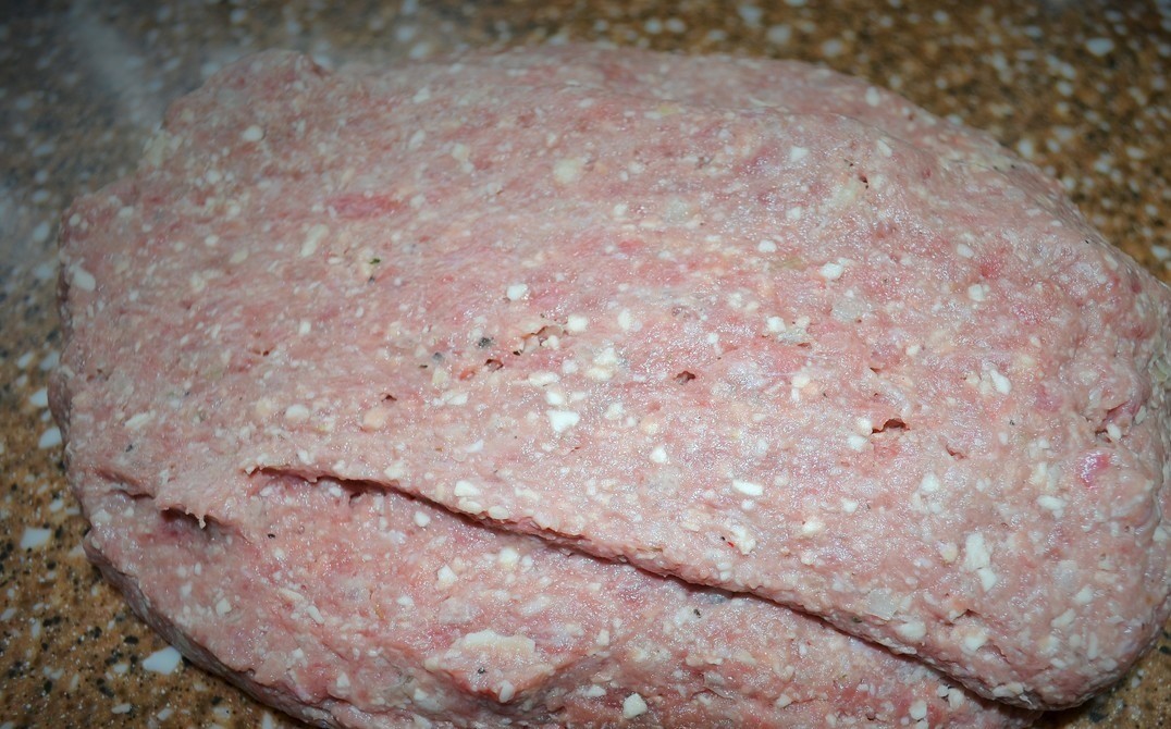 1. Stage. Surprise beef patties: Mix the minced meat, beating it thoroughly. If possible, leave the mince in a cool place for 2-3 hours to mature.