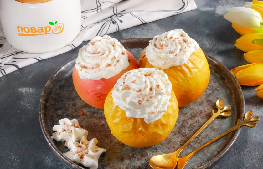 1. Этап. Запеченные яблоки со взбитыми сливками: Затем выложите на тарелку и украсьте взбитыми сливками из баллончика или же собственноручно взбитыми в чаше кухонного комбайна. Присыпьте молотой корицей и созовите домашних к столу на десерт.